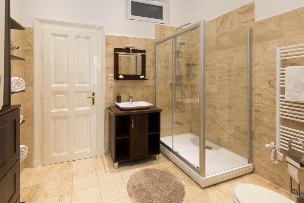 Elegant Apartment With Buda Castle View Budapest Luaran gambar